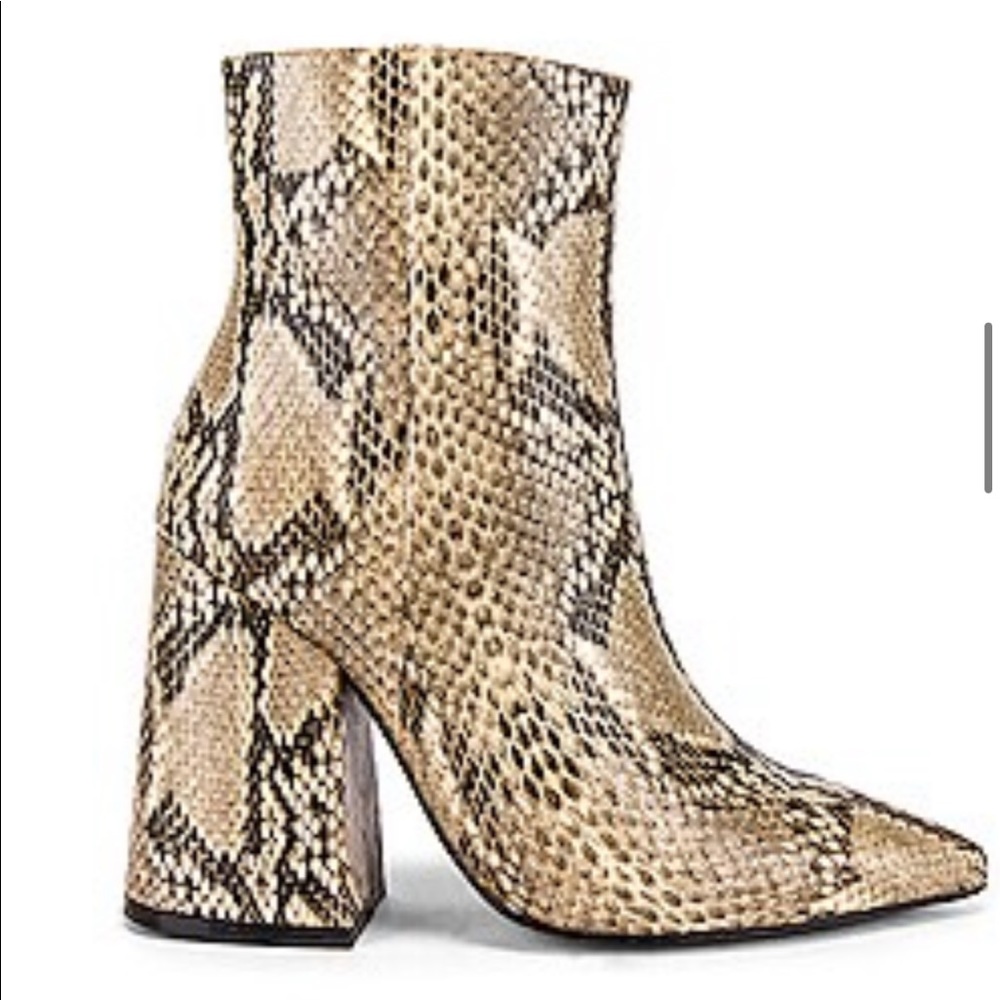 Alias Mae snakeskin boot